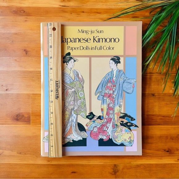 Kabuki Costumes Paper Dolls by Ming-Ju Sun - Dover Publications (1996) - Picture 8 of 9